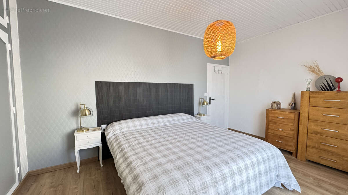 Maison à SAINT-LAURENT-DE-LA-SALANQUE