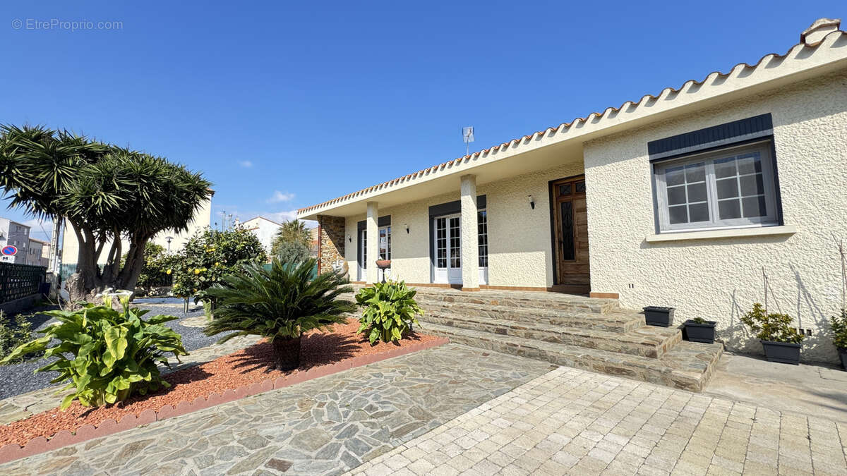 Maison à SAINT-LAURENT-DE-LA-SALANQUE