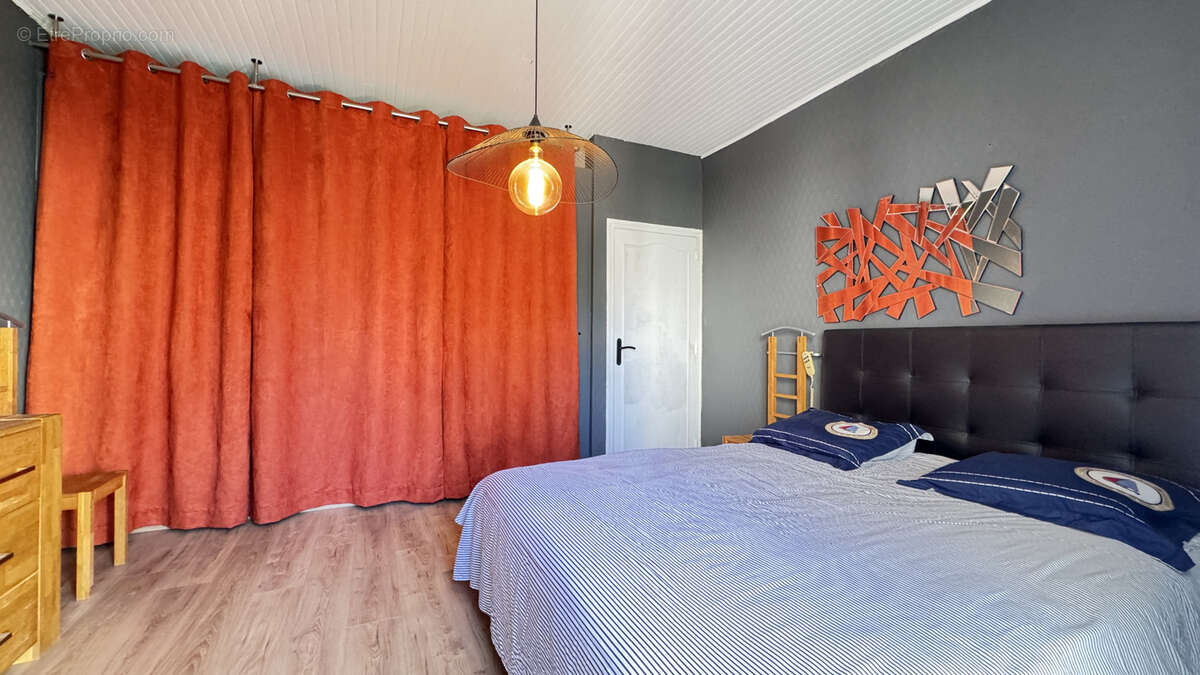 Maison à SAINT-LAURENT-DE-LA-SALANQUE