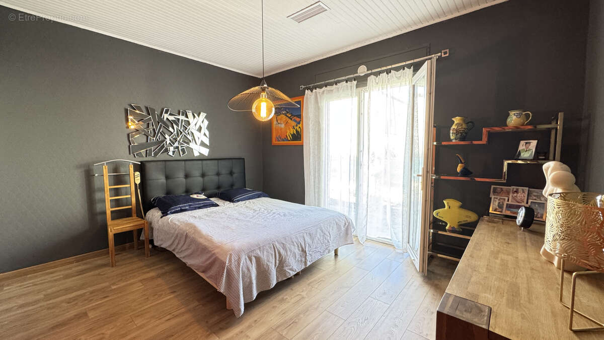 Maison à SAINT-LAURENT-DE-LA-SALANQUE