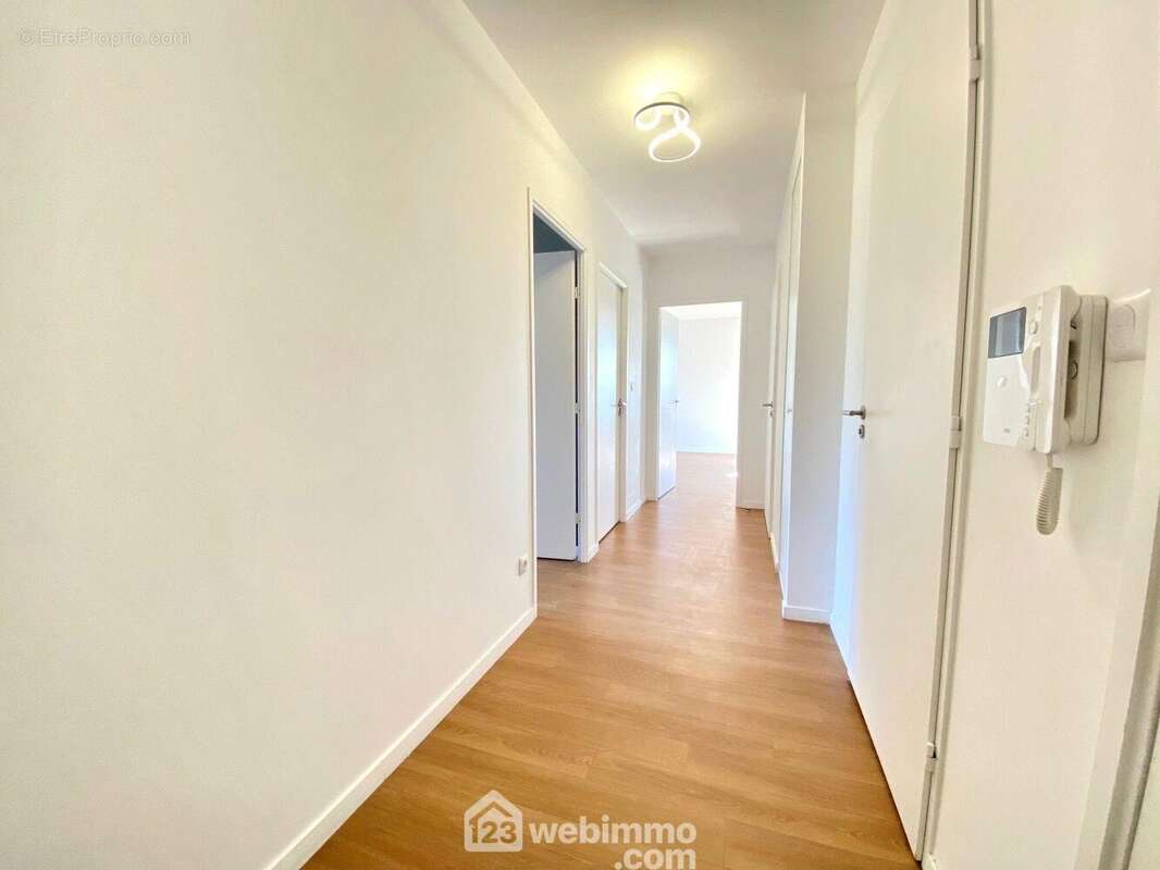 Entrons dans l&#039;appartement - Appartement à RIS-ORANGIS