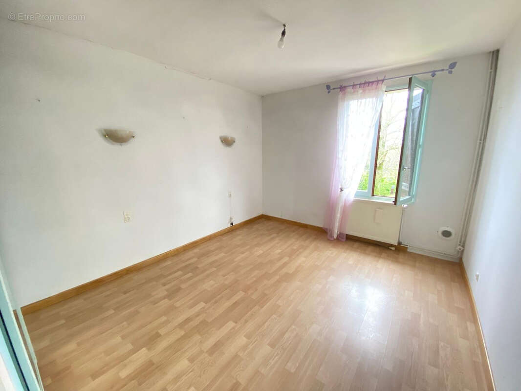 Maison à VILLENEUVE-LES-MONTREAL