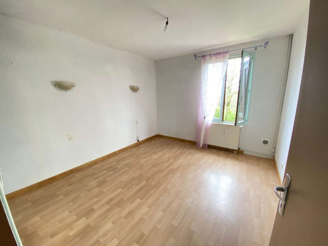 Maison à VILLENEUVE-LES-MONTREAL