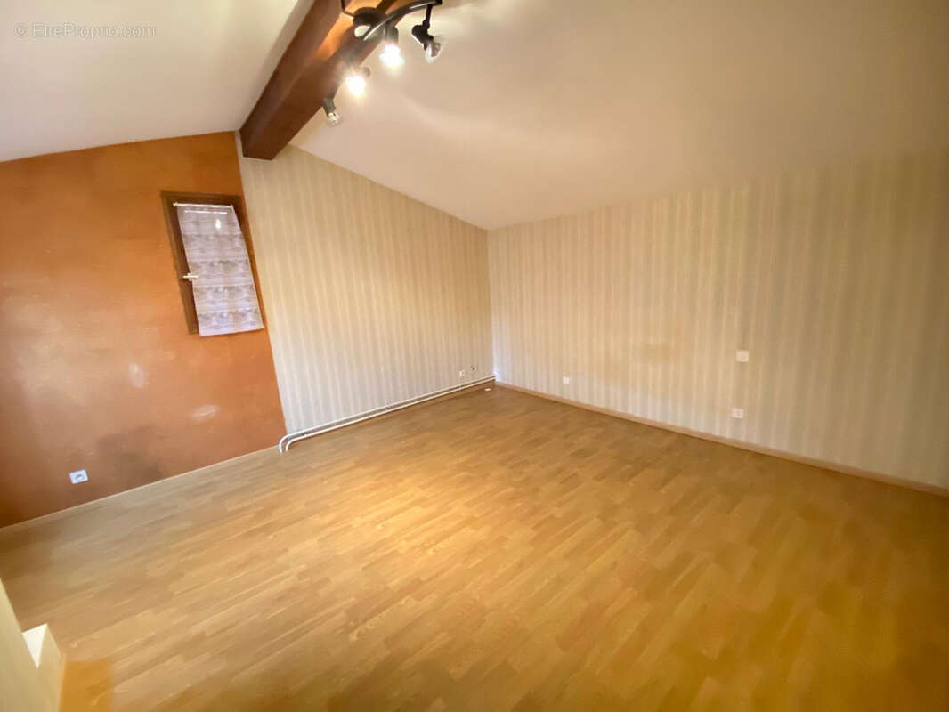 Maison à VILLENEUVE-LES-MONTREAL