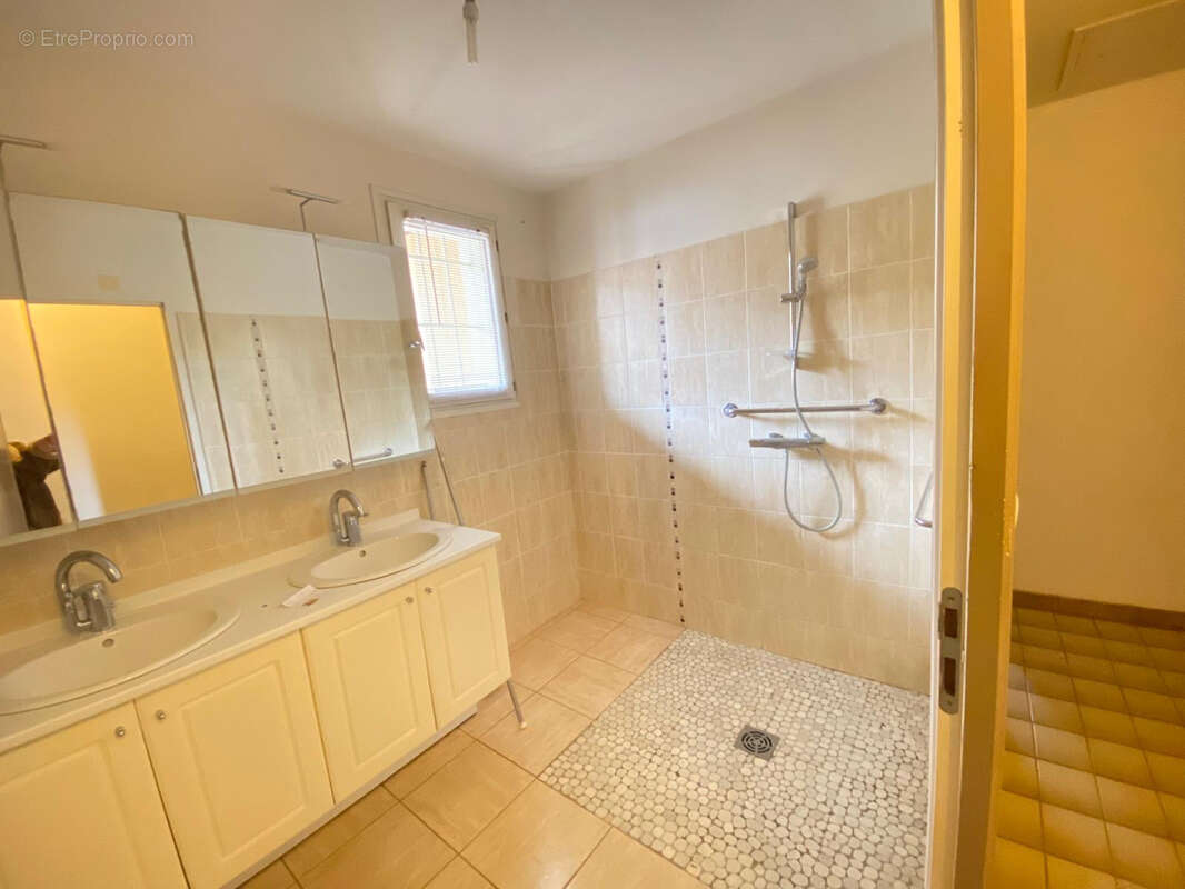 Maison à VILLENEUVE-LES-MONTREAL