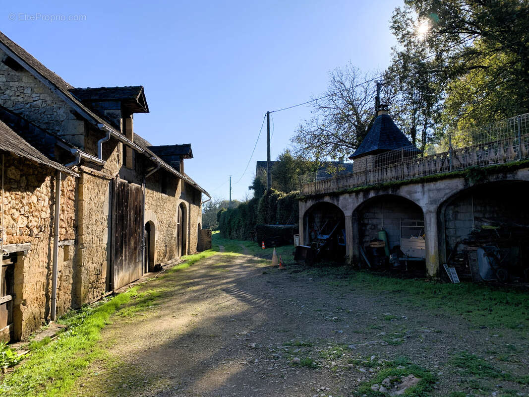 Maison à SAINT-CERNIN-DE-LARCHE