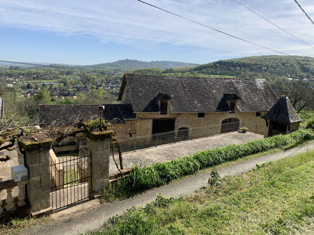 Maison à SAINT-CERNIN-DE-LARCHE