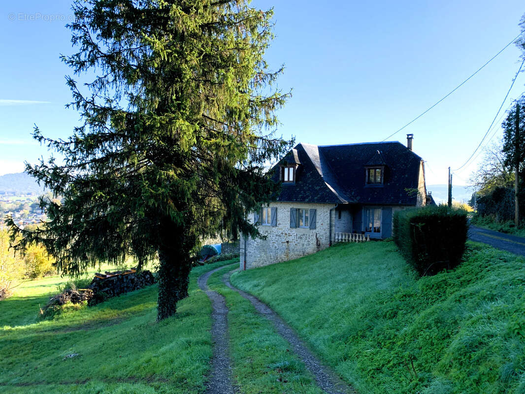 Maison à SAINT-CERNIN-DE-LARCHE