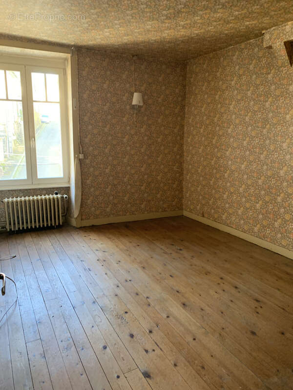 Maison à AMBRIERES-LES-VALLEES