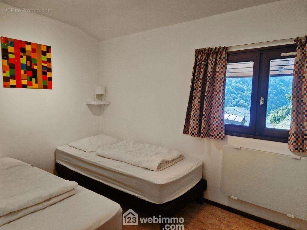 A l&#039;étage, on retrouve l&#039;espace nuit. - Maison à LA LECHERE