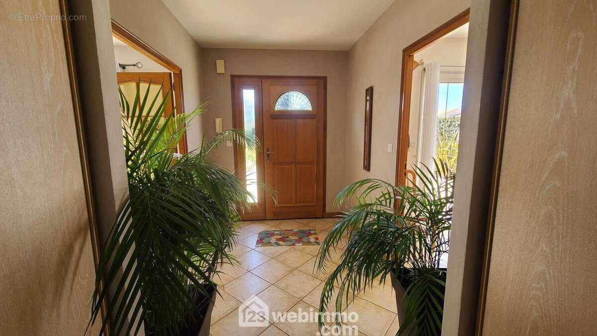 Hall d'entrée avec placard - Maison à TALMONT-SAINT-HILAIRE