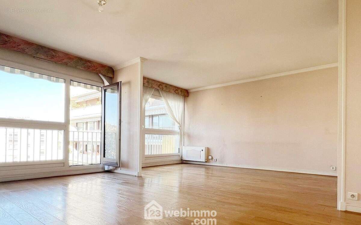 Double séjour (possibilité 3ème chambre) orienté su/ouest donnant sur un balcon de 8,5m² - Appartement à FONTENAY-AUX-ROSES