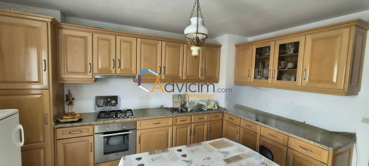 cuisine aménagée - Maison à LA VILLE-AUX-DAMES