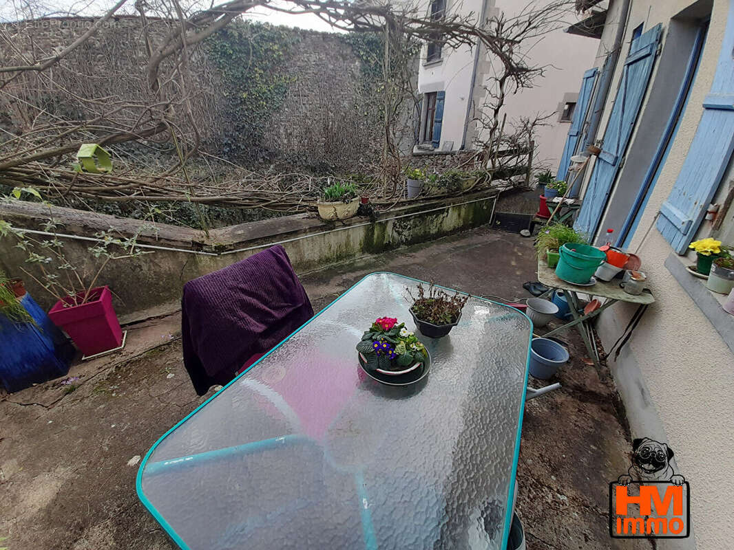 Maison à SAINT-LEONARD-DE-NOBLAT