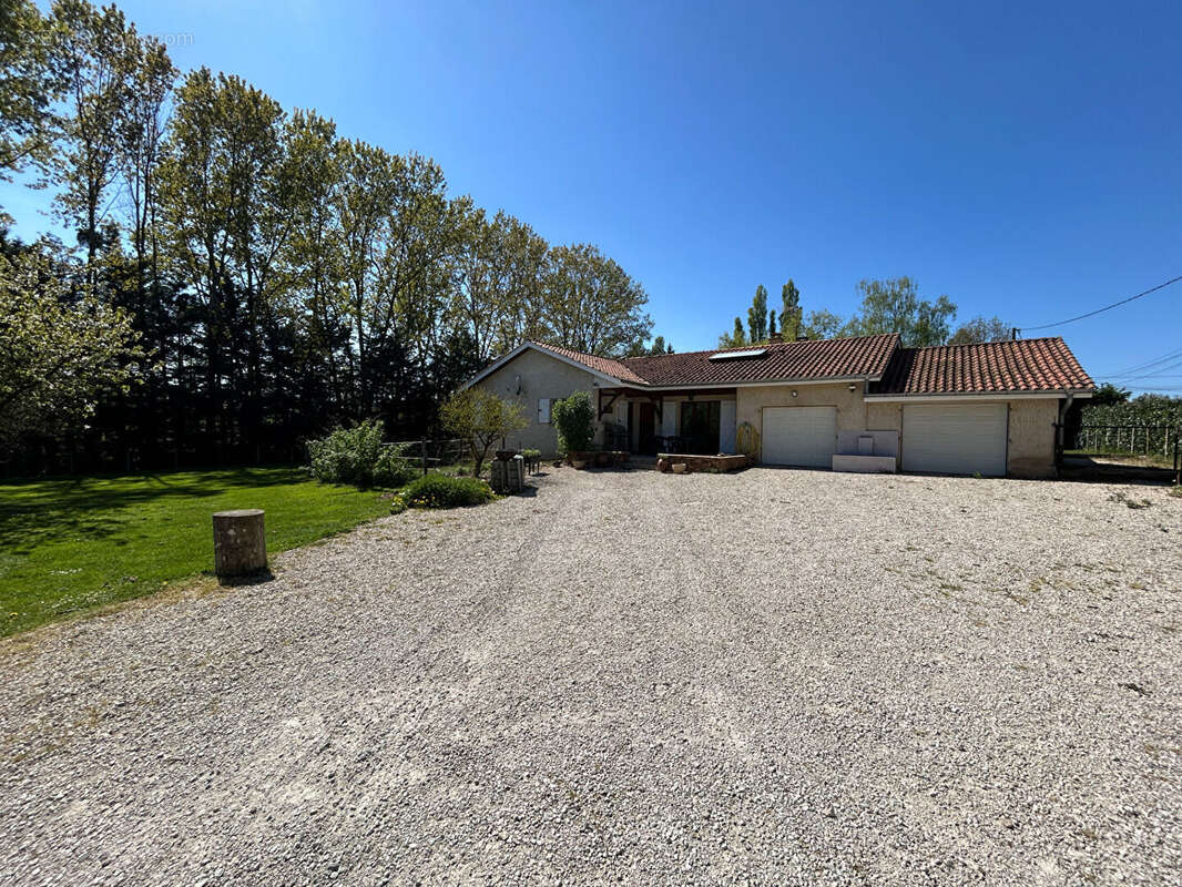 Maison à NEUVILLE-LES-DAMES