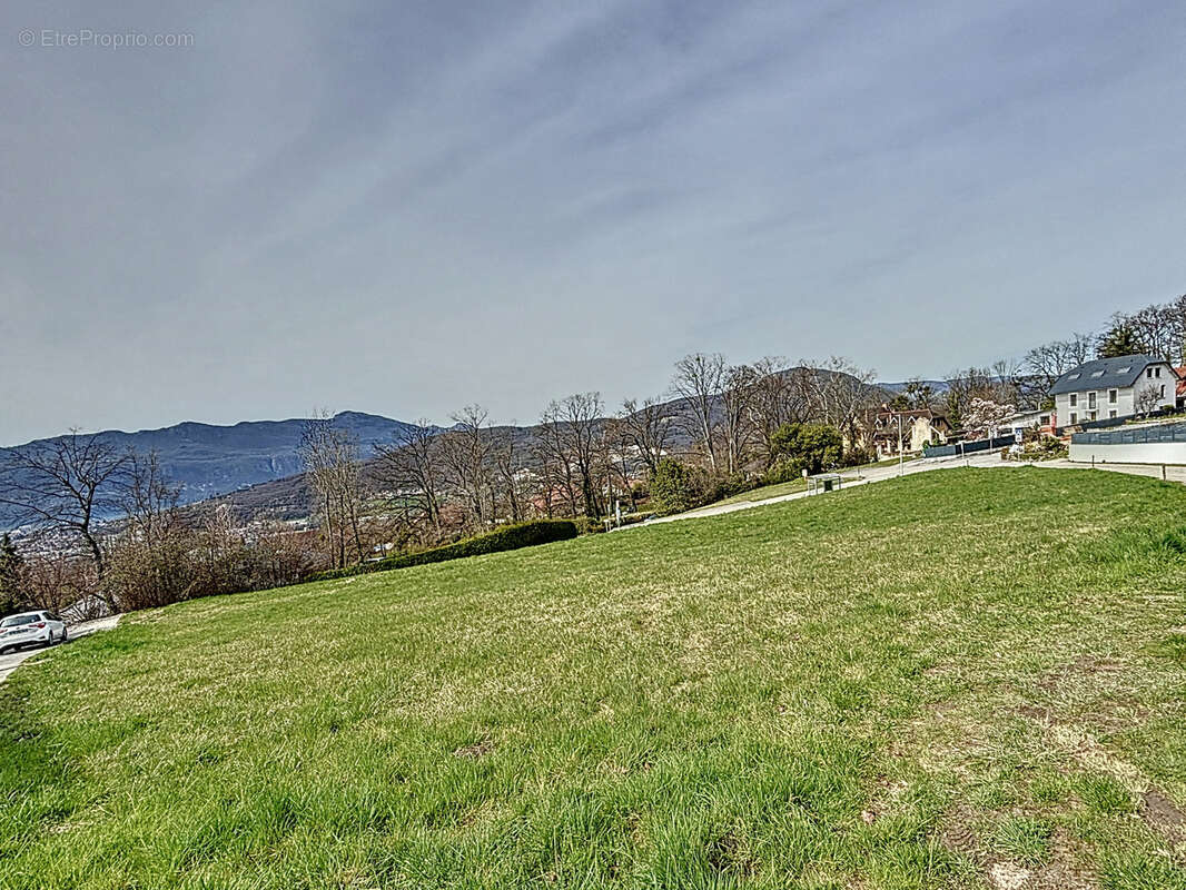 Terrain à GRESY-SUR-AIX