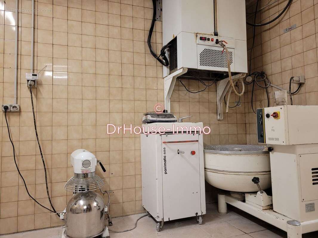 Commerce à CHATEAUNEUF-LES-MARTIGUES