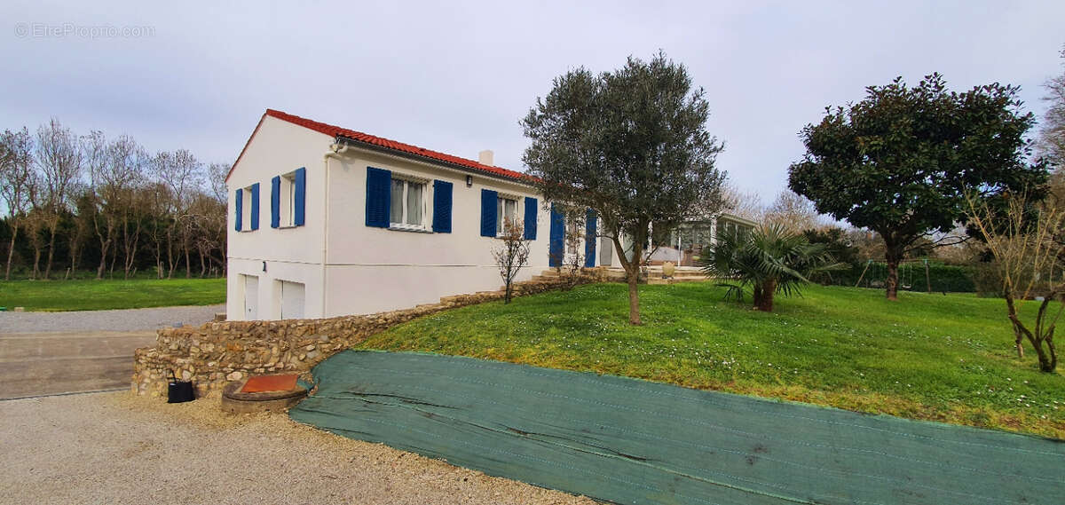 Maison à SAINT-LAURENT-DE-LA-PREE