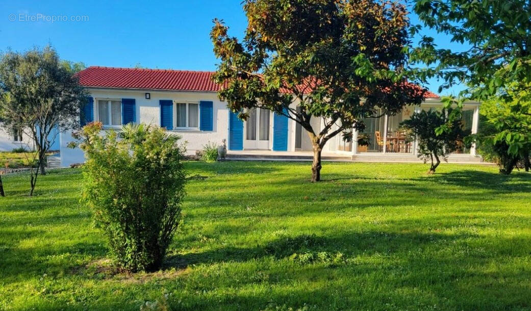 Maison à SAINT-LAURENT-DE-LA-PREE