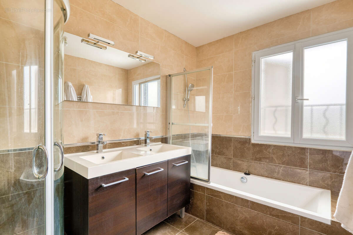 Maison à BONNEFAMILLE