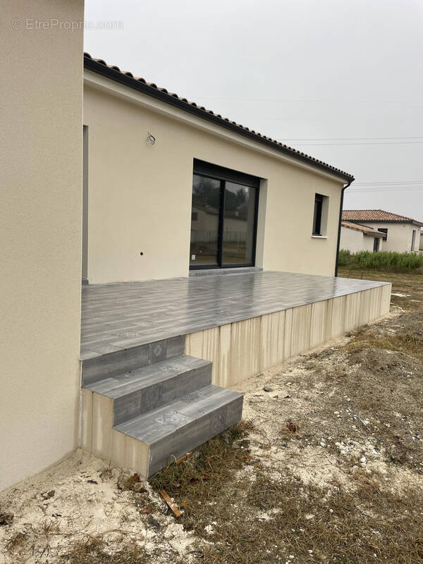 Maison à SAINT-JULIEN-DE-PEYROLAS