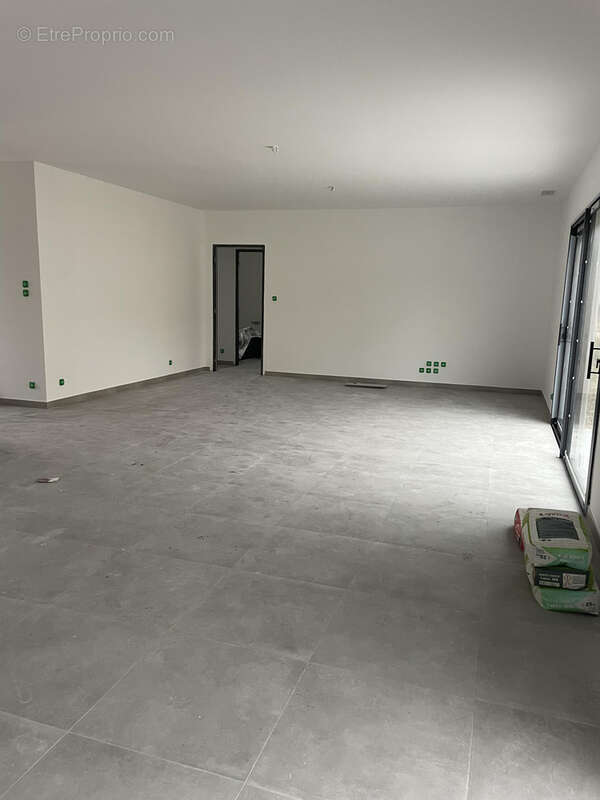 Maison à SAINT-JULIEN-DE-PEYROLAS