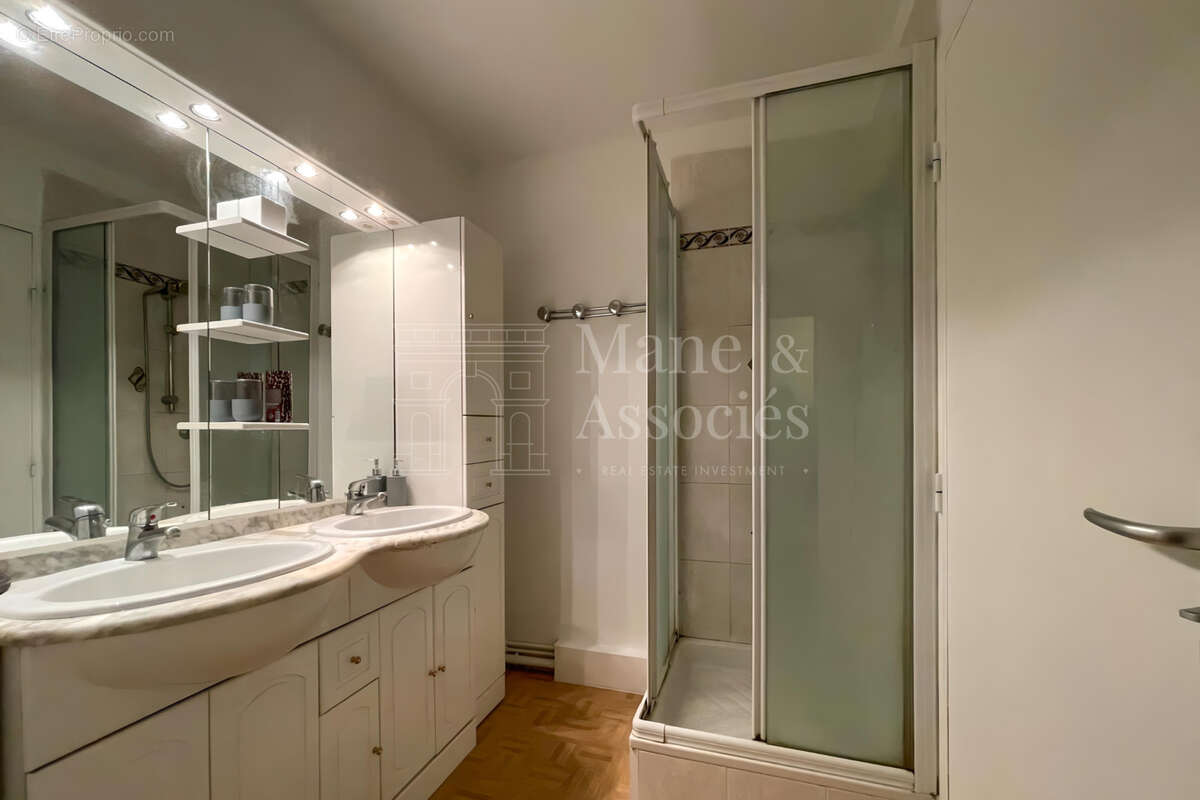 Appartement à COURBEVOIE