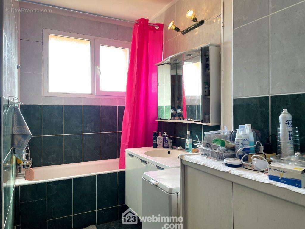 Et une salle de bain. - Maison à CHATELLERAULT