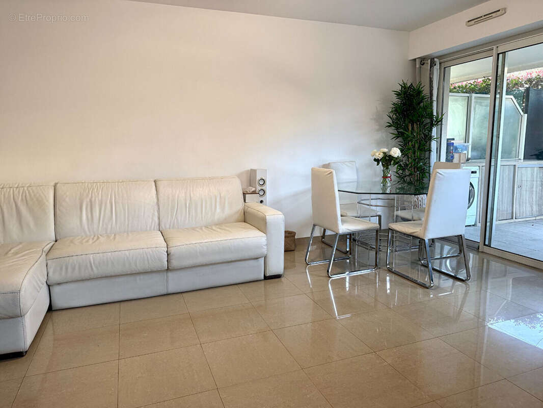 Appartement à SAINT-LAURENT-DU-VAR