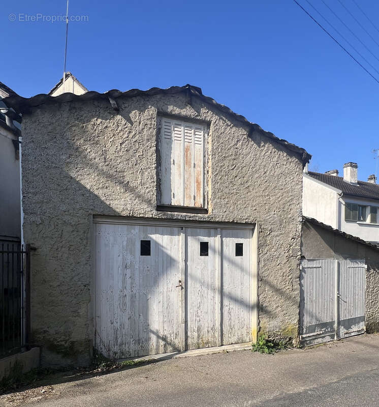 Maison à LA QUEUE-LES-YVELINES