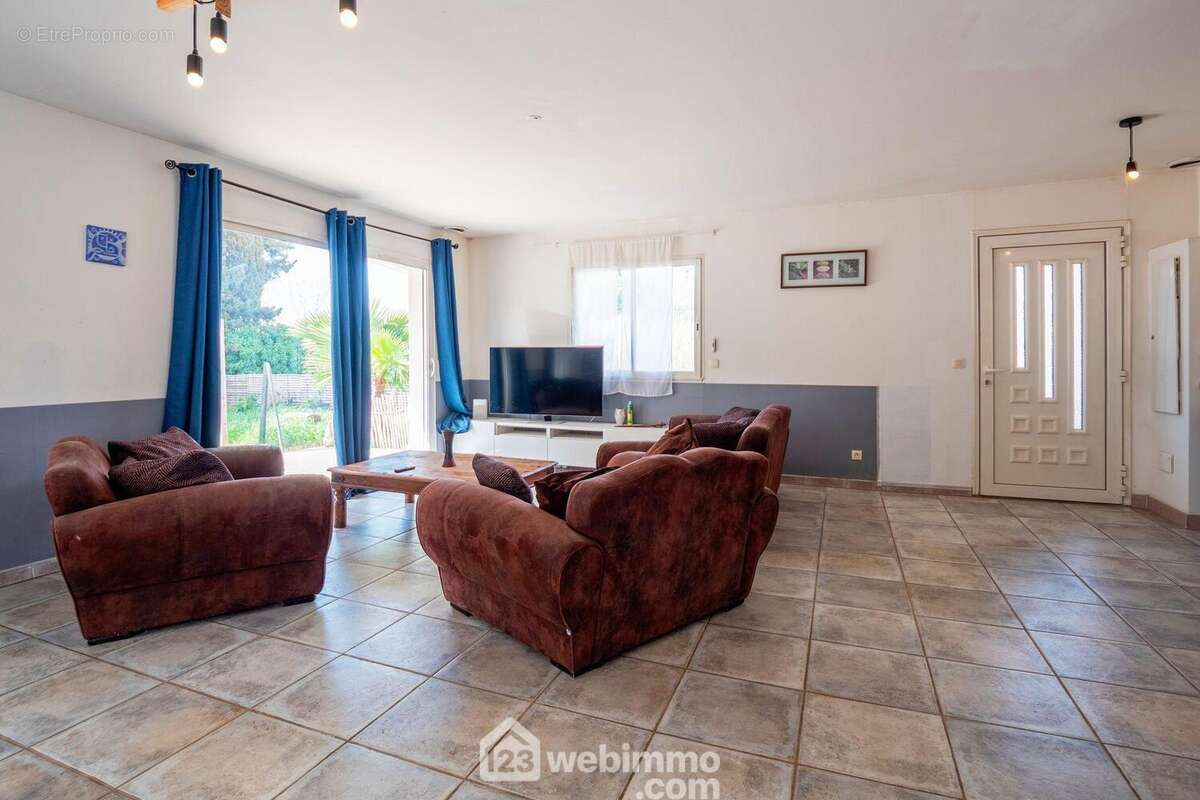 ...ce bel espace de près de 60 m² très lumineux, climatisé en gainable et réversible... - Maison à VILLENEUVE-LES-BEZIERS