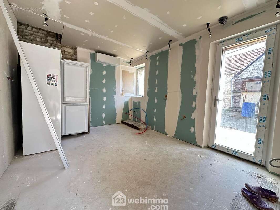 A ses cotés, l&#039;espace cuisine de 13 m² à aménager selon vos envies - Maison à MONTAIGU