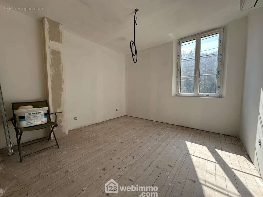 La première chambre, les sols sont en parquet - Maison à MONTAIGU