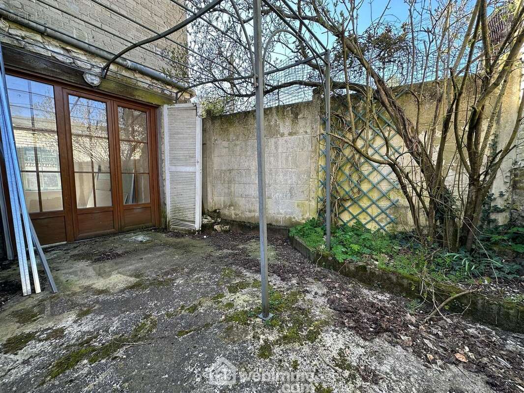 Une terrasse - Maison à MONTAIGU