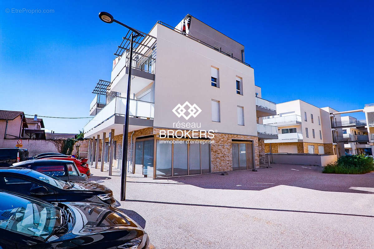 Commerce à PUSIGNAN