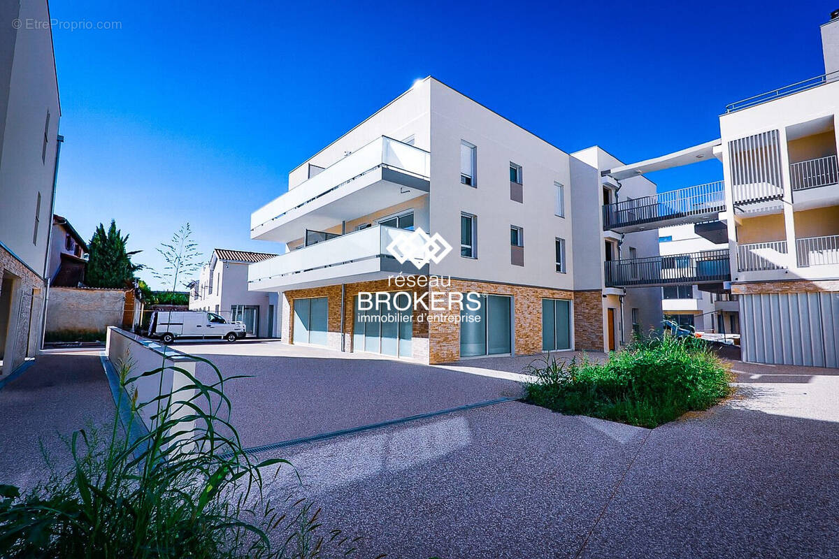 Commerce à PUSIGNAN