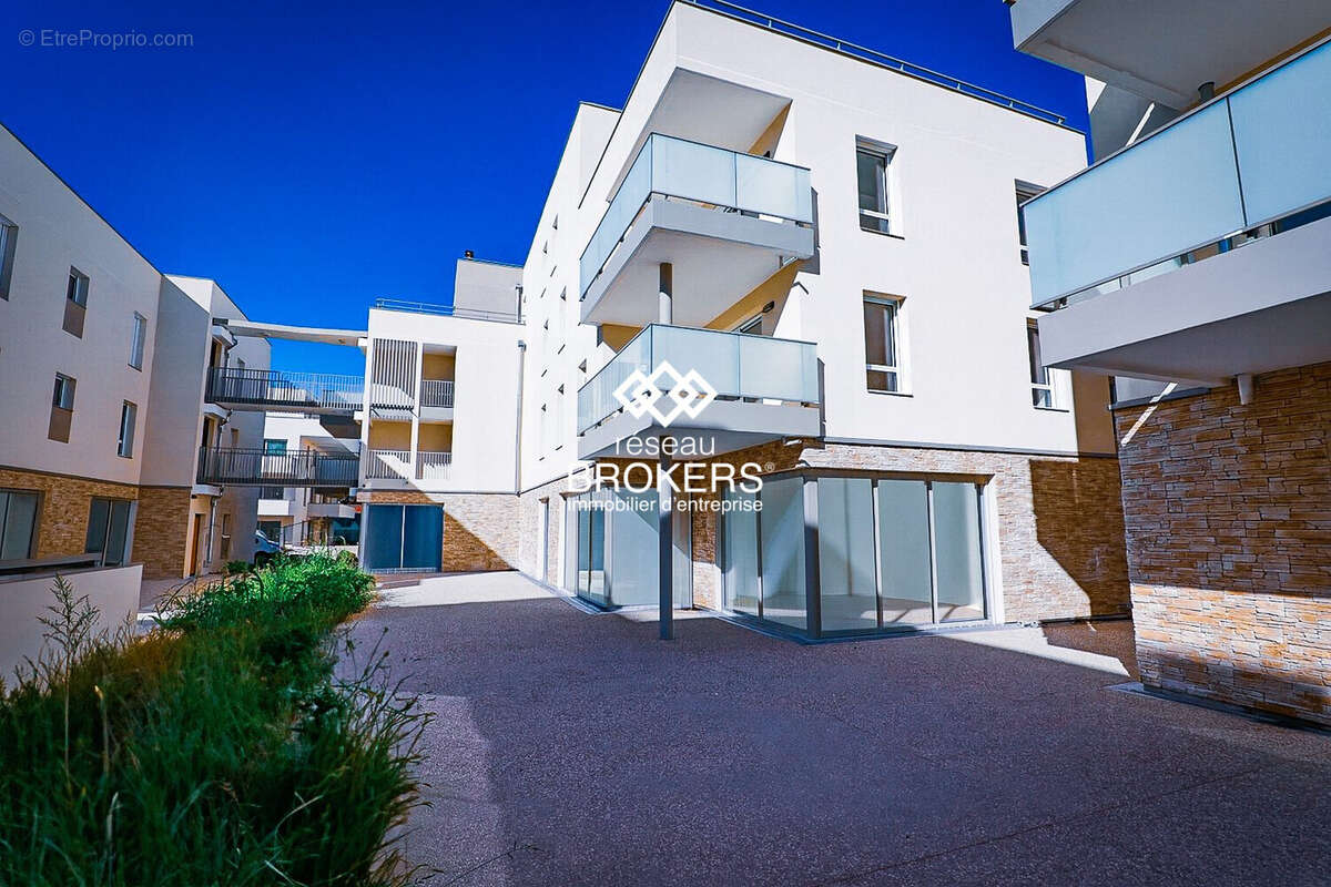 Commerce à PUSIGNAN