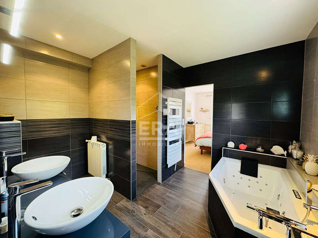 Maison à VAUX-SUR-MER