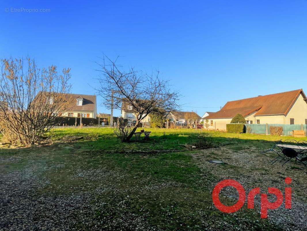 Appartement à AINAY-LE-CHATEAU