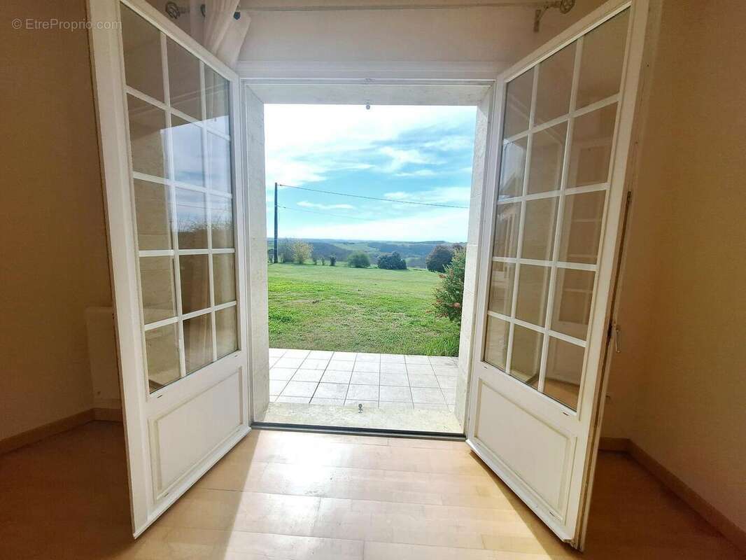 1000042900 - Maison à SAINT-JEAN-LE-COMTAL