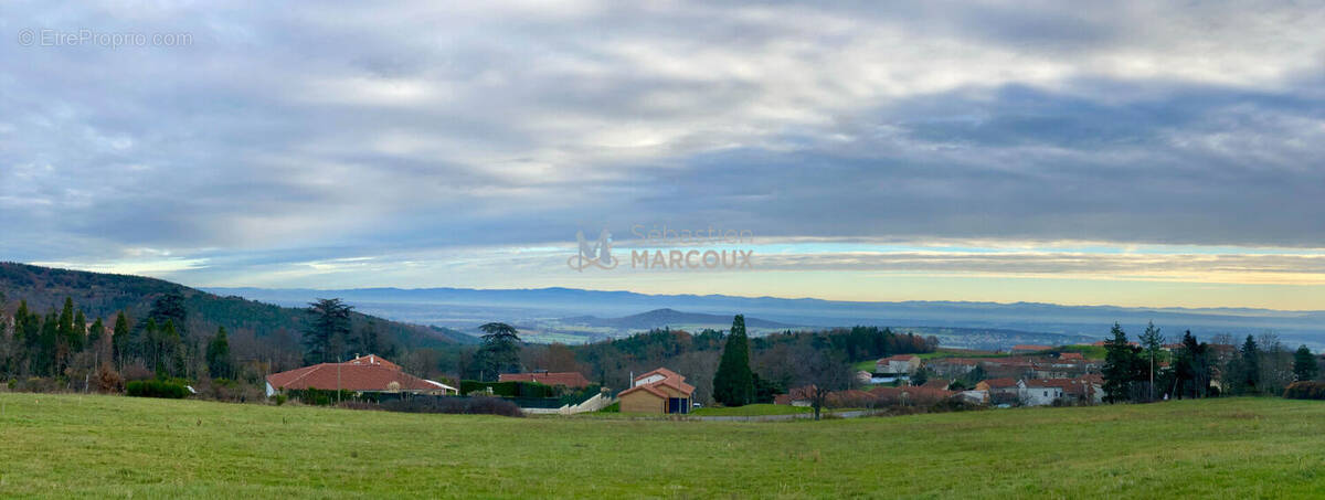 Terrain à MARCILLY-LE-CHATEL