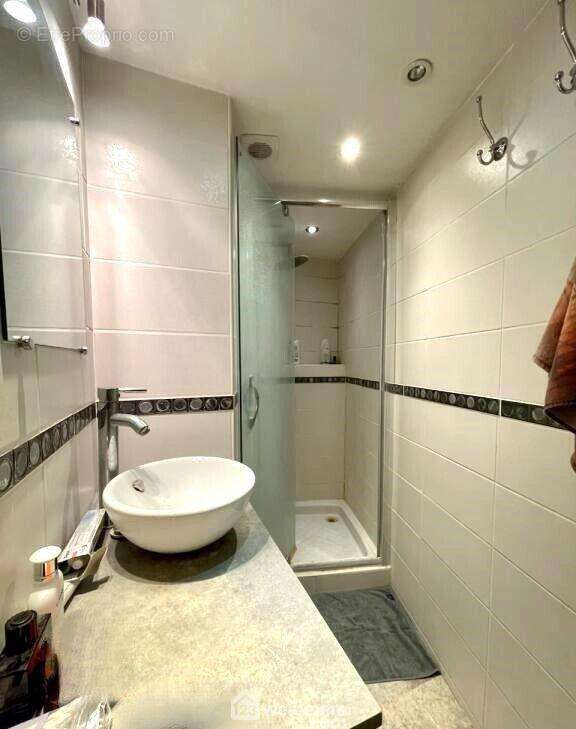 Salle de douche moderne - Appartement à DRAGUIGNAN