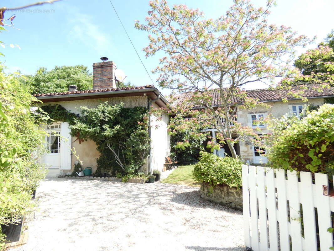 Maison à NANTEUIL-AURIAC-DE-BOURZAC