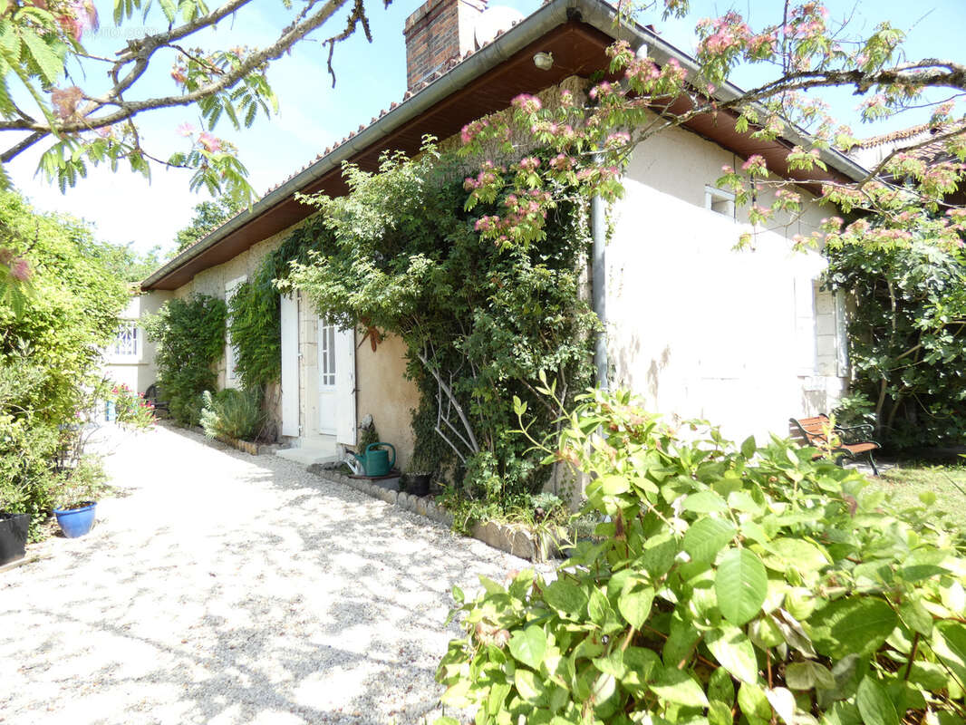 Maison à NANTEUIL-AURIAC-DE-BOURZAC