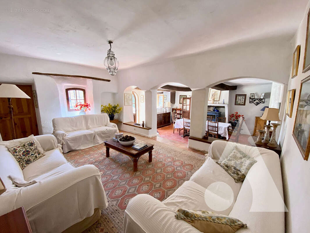 Maison à FOX-AMPHOUX