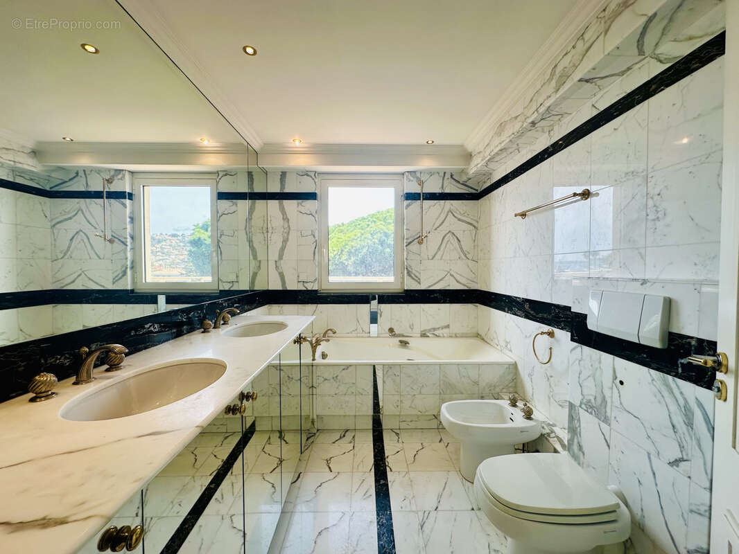 Appartement à VALLAURIS