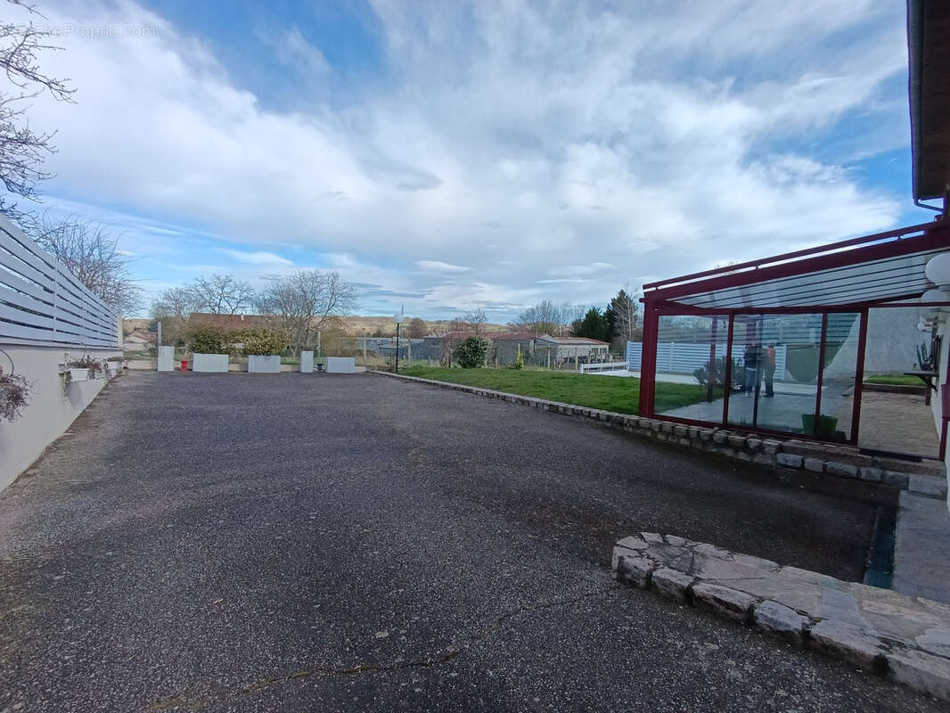 Maison à SAINT-REMY-EN-ROLLAT