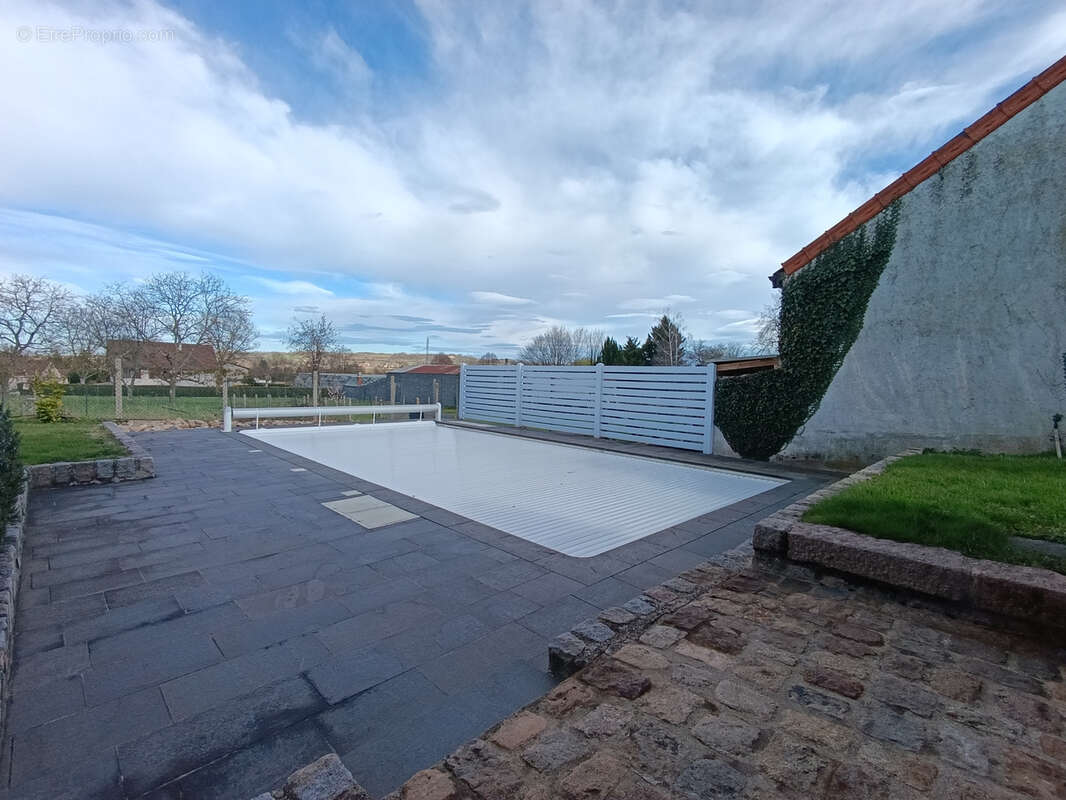 Maison à SAINT-REMY-EN-ROLLAT