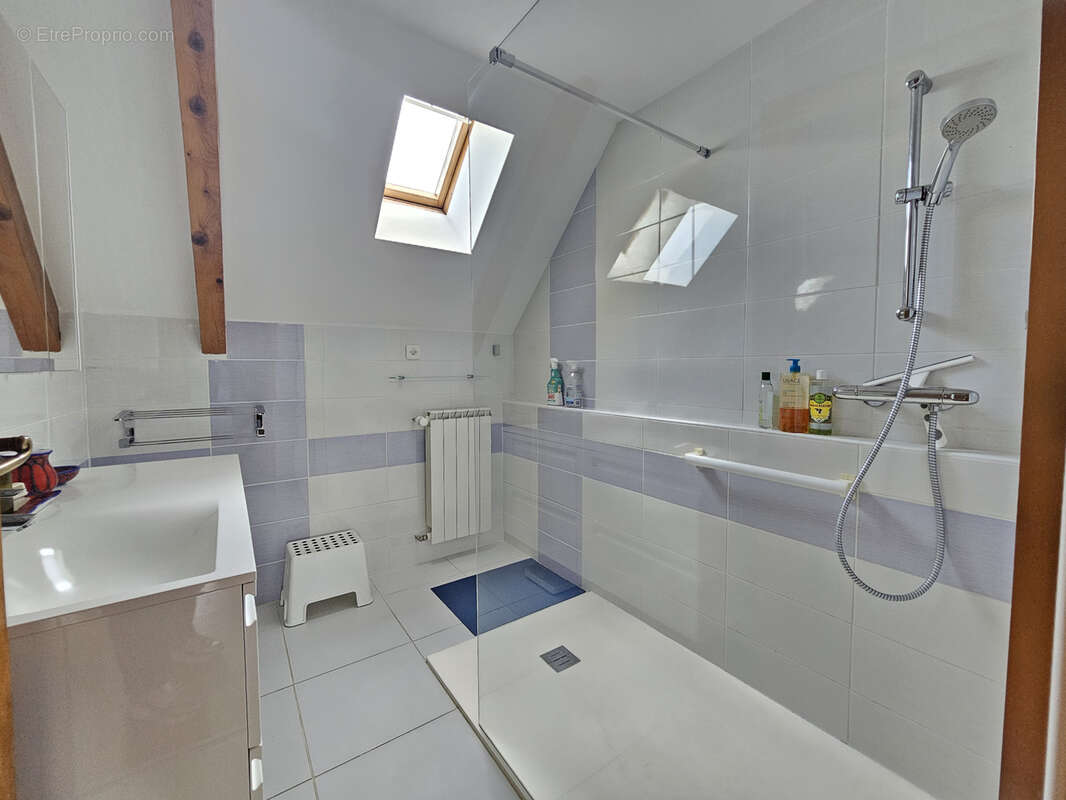 Maison à SAINT-REMY-EN-ROLLAT