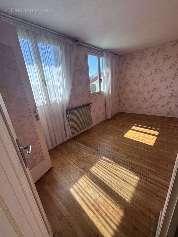 Maison à SAINTE-GENEVIEVE-DES-BOIS